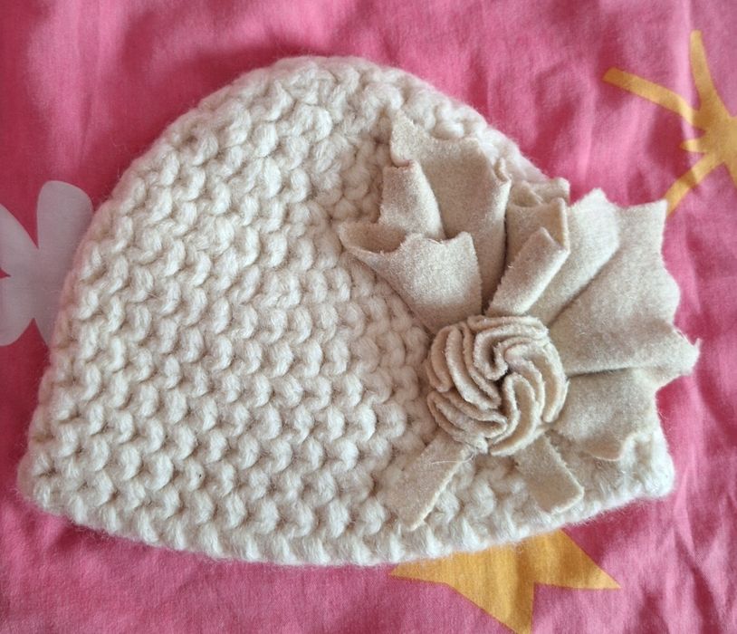 Gorro com flor 23 cm