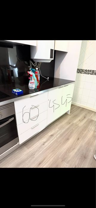 Moveis de cozinha, portas e bancada de pedra preta