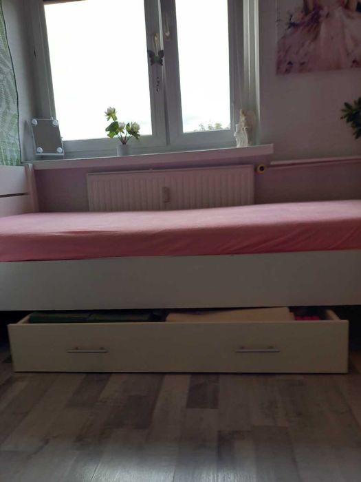Białe łóżko Bodzio (seria AGA, rozmiar 210x100) z materacem i dodatkową szufladą.