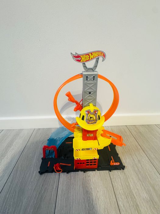 Hot Wheels City Remiza Strażacka Tor z Pętlą