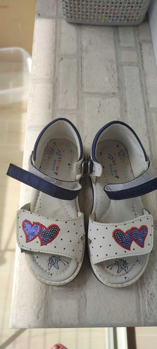 Босоніжки для дівчинки 6-7 років, розмір 28, устілка 17,5 см.