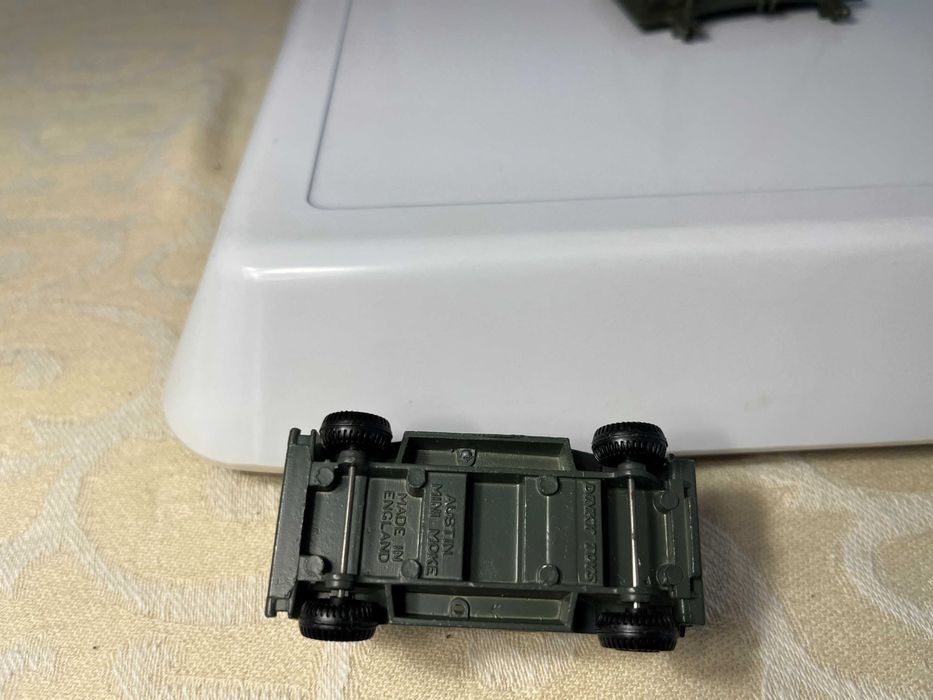 Dinky Toys - Austin Para Moke  - em estado Mint mas com falhas na plataforma - esc.aprox.1/43