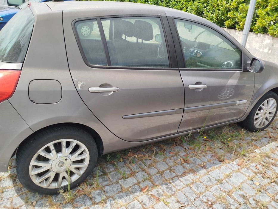 Renault Clio 2010 1.2 Gasolina para peças, abate ou para ser reparada a junta e radiador – 500€ negociáveis | Viseu