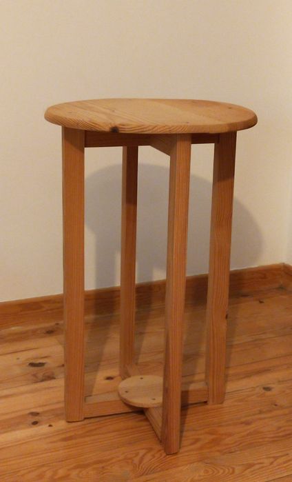 Camilha redonda em madeira.