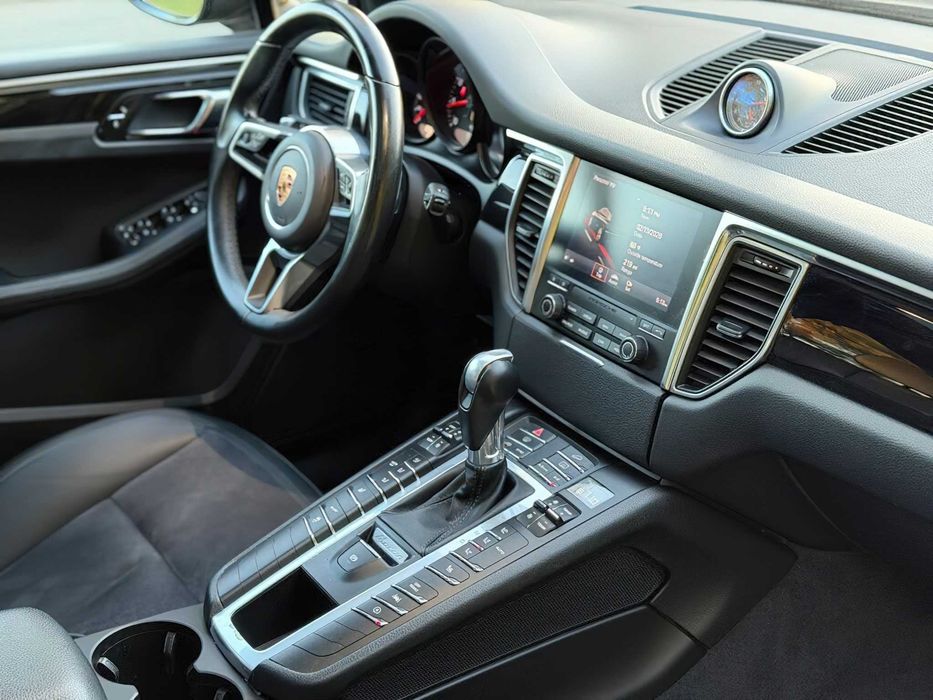 Porsche Macan      2017