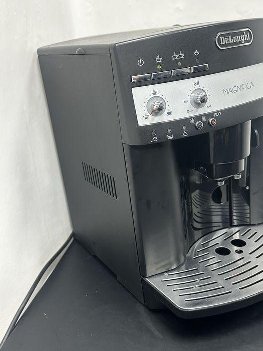 Кавоварка кофемашина Delonghi Magnifica ESAM3000.B
