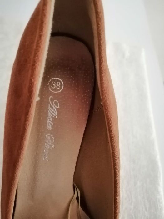 Buty na obcasie z kokardą