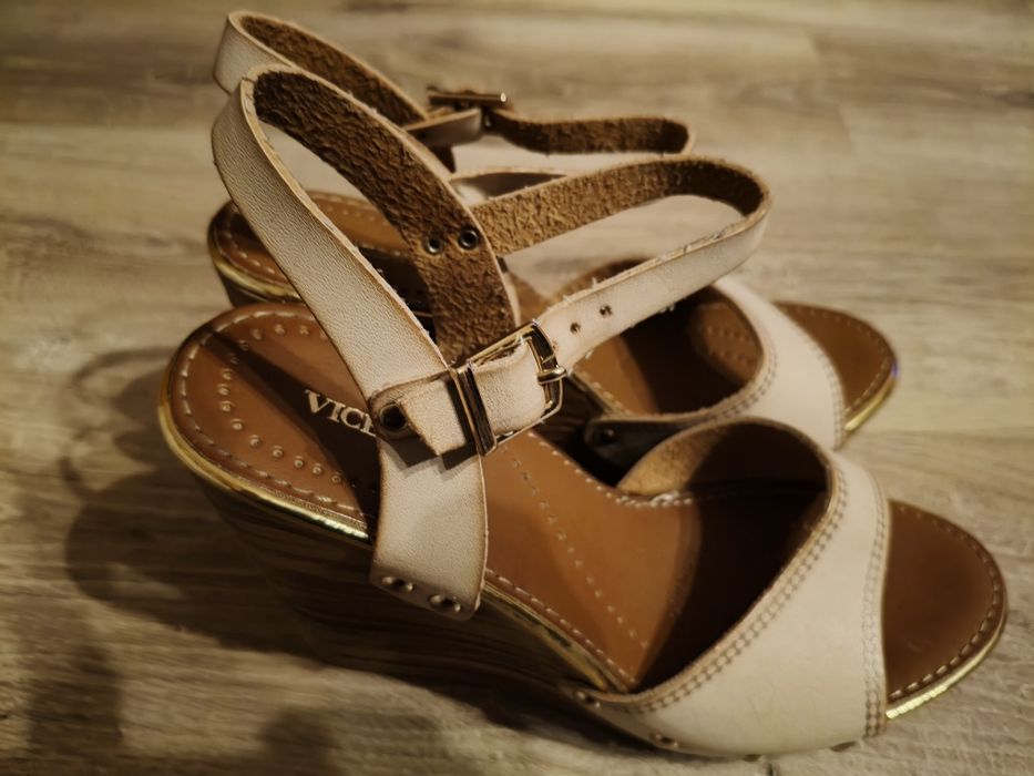 Sandały na koturnie (nowe) Vices rozm. 38 beżowe ze złotym