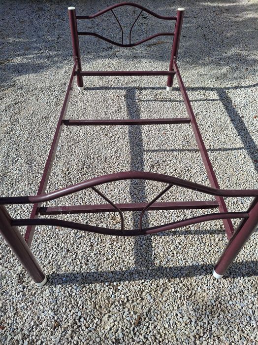 Estrutura de cama individual mais colchão. Zona do Entroncamento.