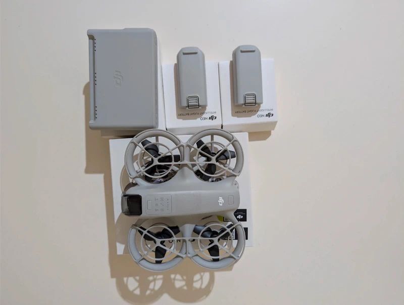 Pacote DJI Neo com Três Baterias