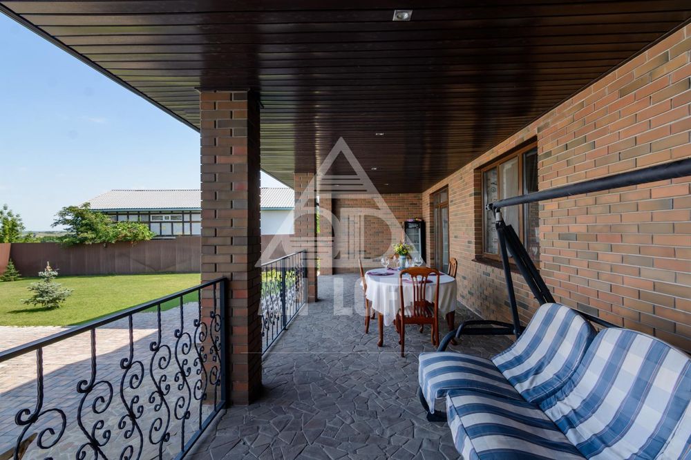 Будинок для великої родини, з басейном