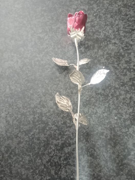 Rosa em metal prateada