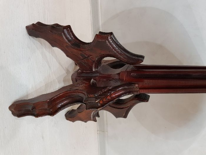 Резной столик ручной работы