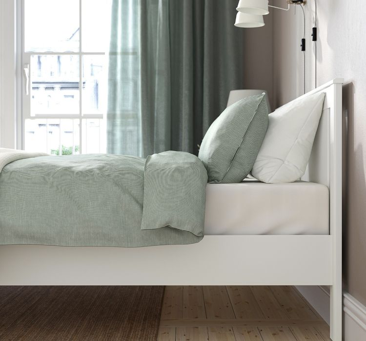 Cama de casal e colchão. Mais mesa de cabeceira.