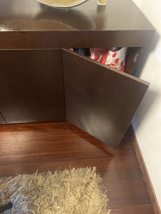 Aparador em madeira e folha dourada