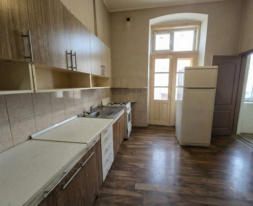 ЦЕНТР МІСТА! площа ФІЛАРМОНІЇ! Продам 2х кімн. 2ий поверх! Балкон!