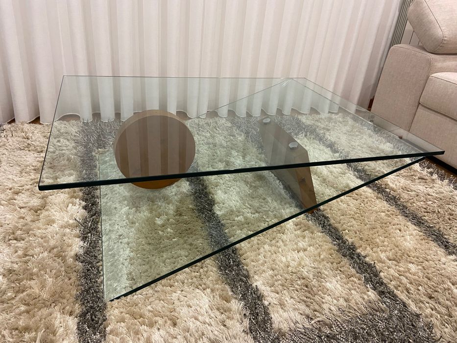 Sofás com almofadas e mesa de centro