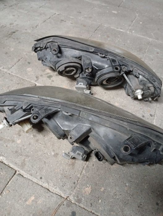 Sprzedam lampy przednie prawa i lewa