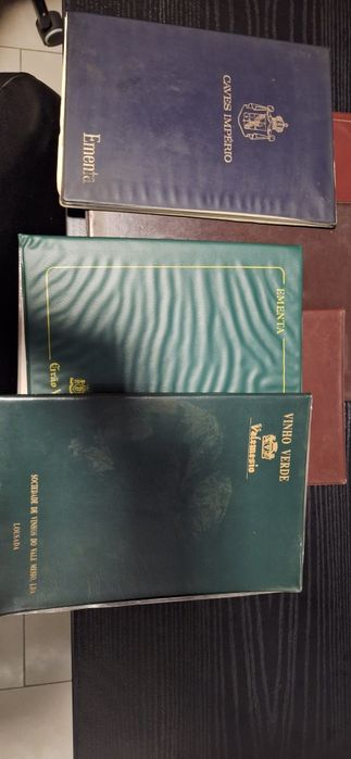 Capas de carta de vinhos e refeições