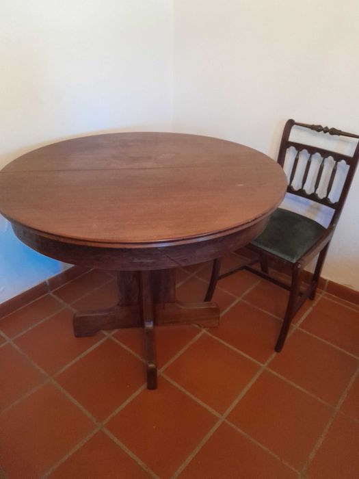 Mesa tradicional em madeira maciça