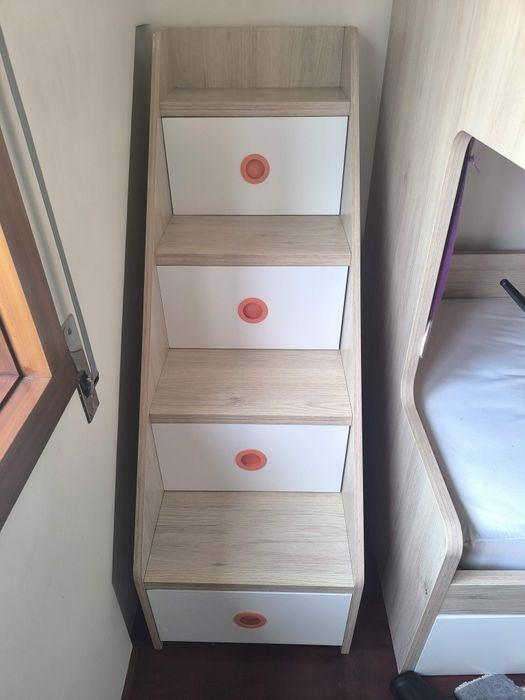 Beliche infantil com espaço de arrumação e escadas seguras