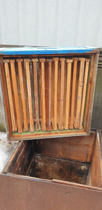 Продам вулик стояк 4шт. та рамки-сушка 70шт.