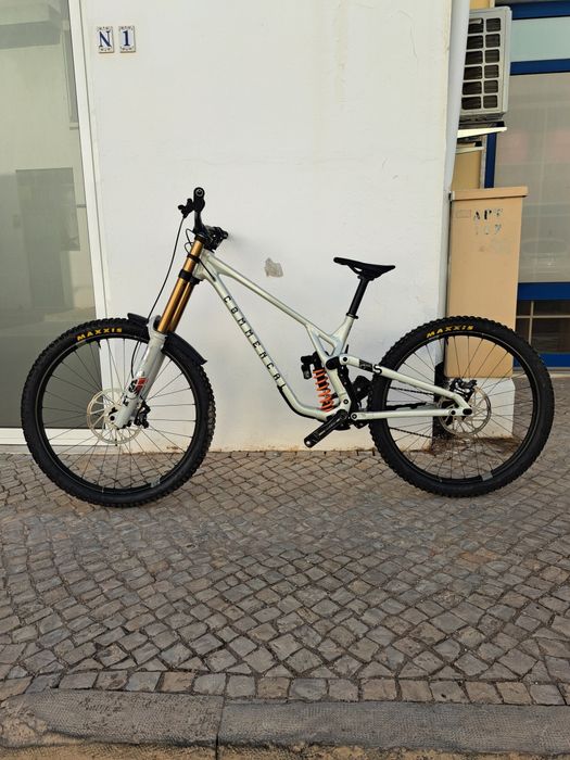 Bicicleta de downhill commencal V5