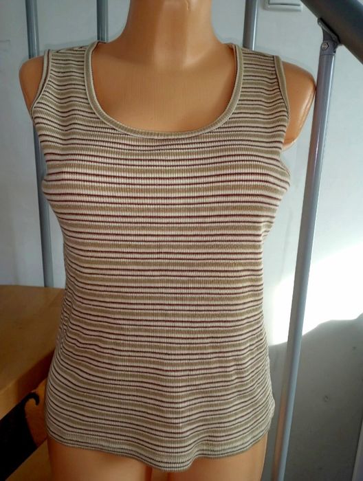 Bluzka na grubych ramiączkach z prążkowanego materiału w paski złote