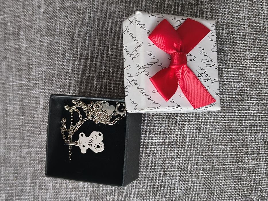 Sprzedam srebrny łańcuszek z zawieszką Tous