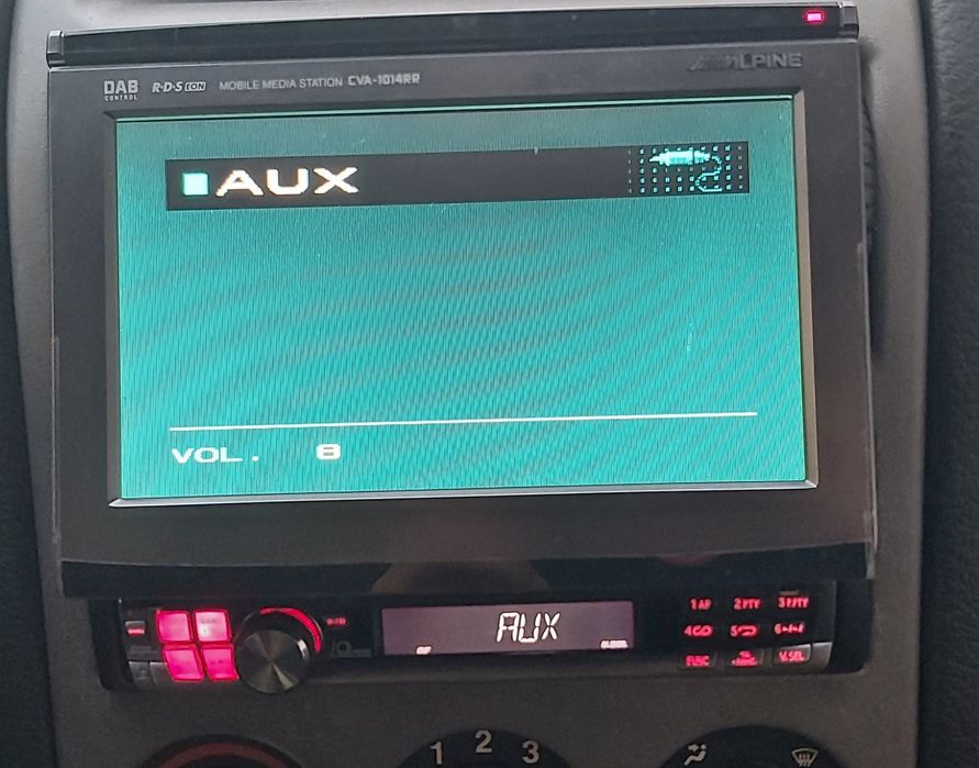 Autoradio  Alpine e leitor multimedia.