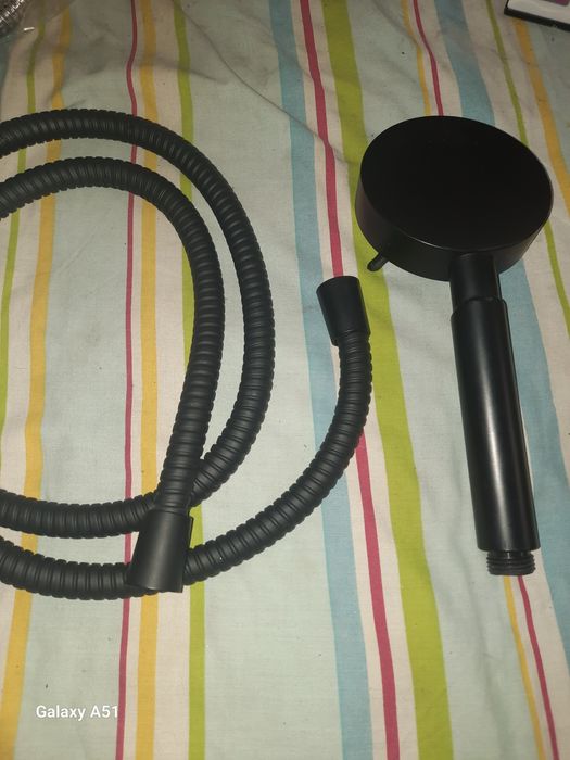 Choveiro e mangueira cor preto