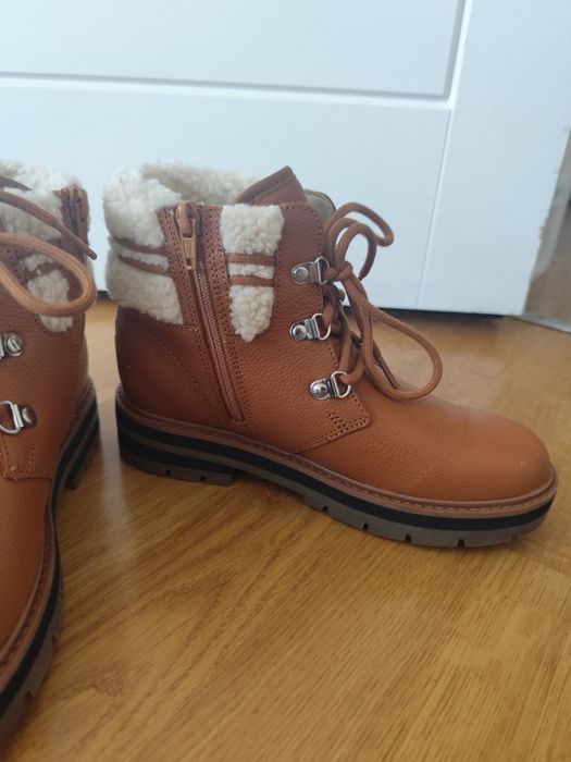 Дитячі нові шкіряні чоботи від бренду Clarks 34 розміру