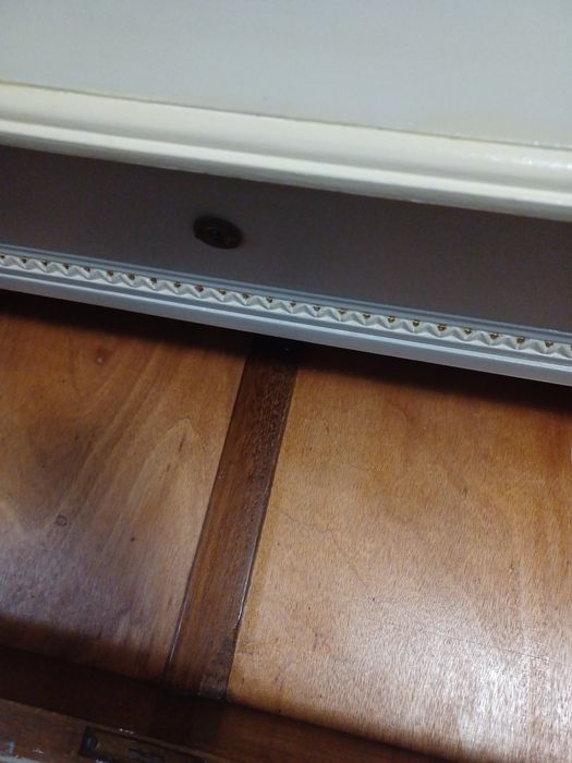 Comoda maciça e lacada