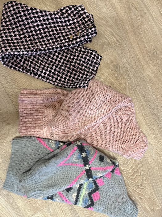 Вʼязані светри і штани на дівчинку