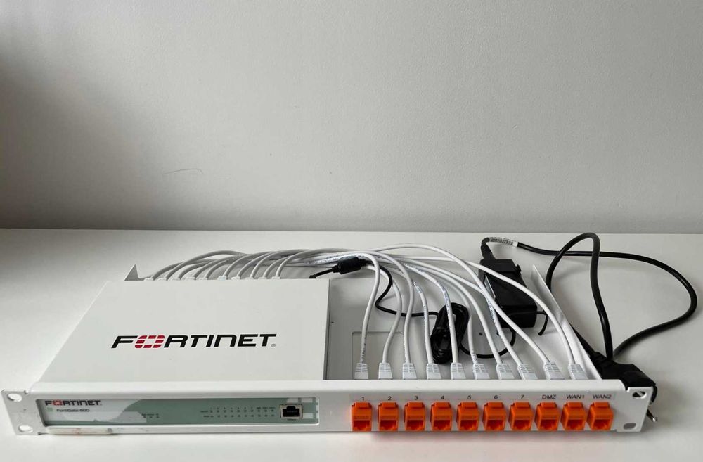 Fortinet FortiGate FG-60D – Firewall UTM + Rack Kit + Patchcordy