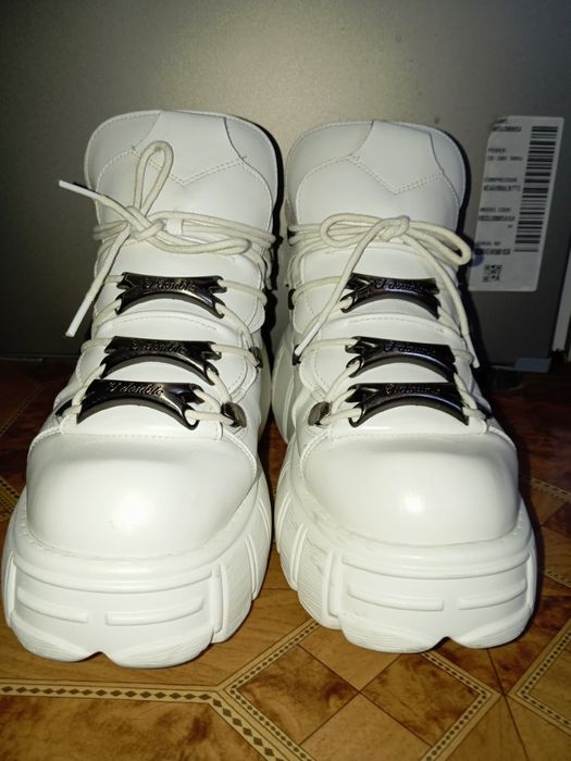 New rock білого кольору