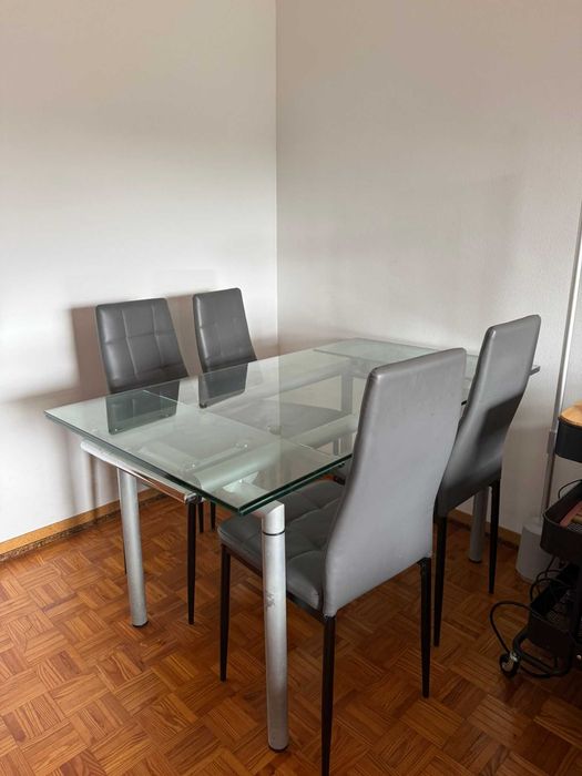 Conjunto mesa e 4 cadeiras