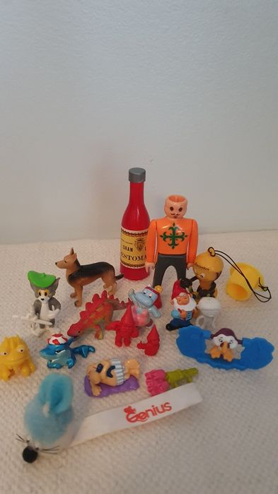 Lote de brinquedos kinder e outros