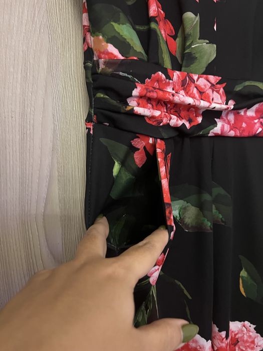 Macacão preto com flores vermelhas