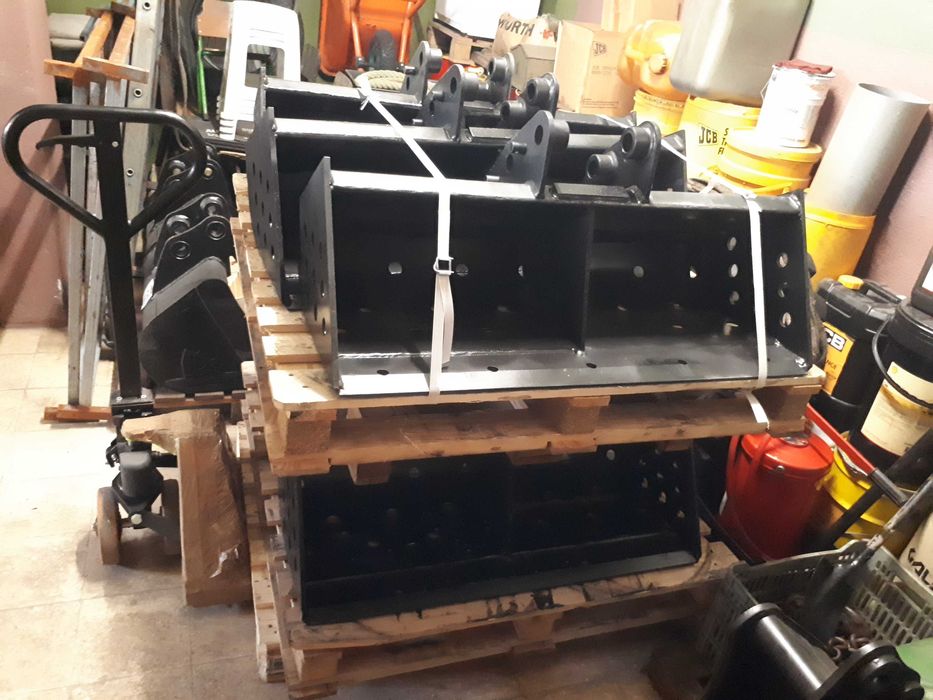 Peças para máquinas e veículos JCB, baldes, rippers, engates rápidos, garfos, etc.