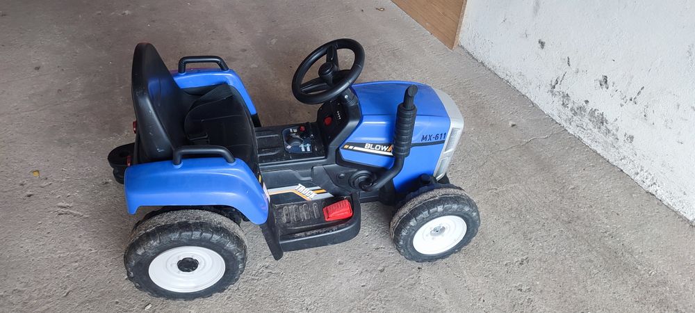 Traktor na akumulator AGM z przyczepa