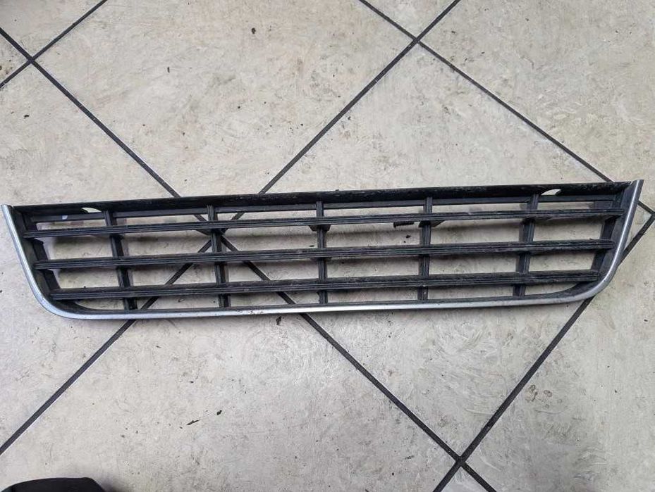 Kratka środkowa zderzaka przedniego chrom VW Passat B6