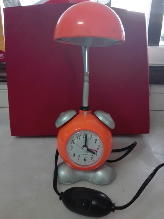 Candeeiro e relógio despertar