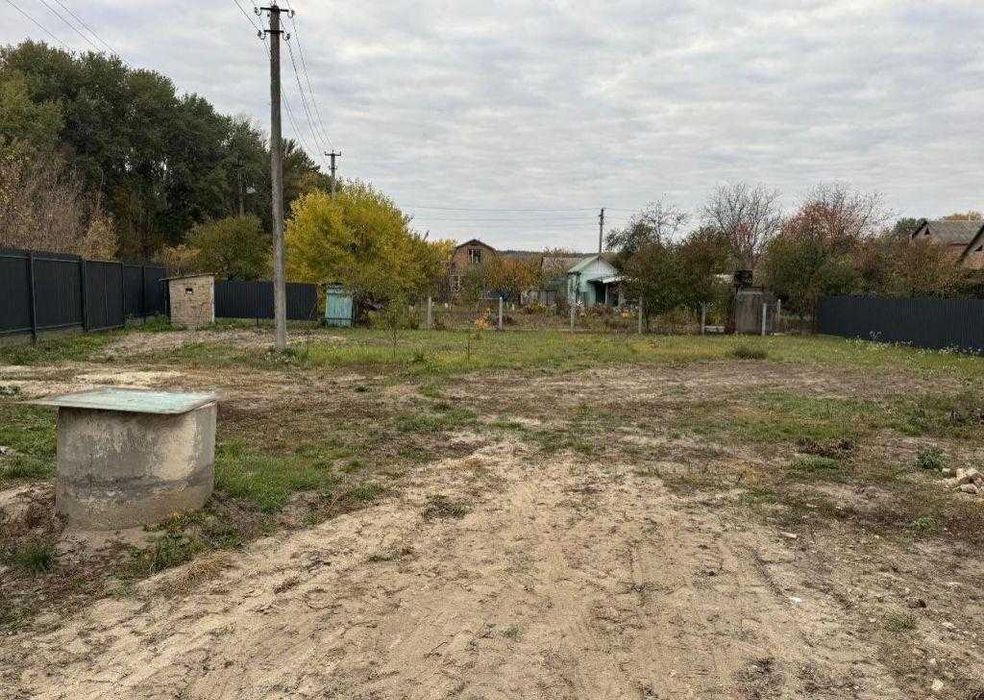 У продажу дачний будинок біля річки та лісу.