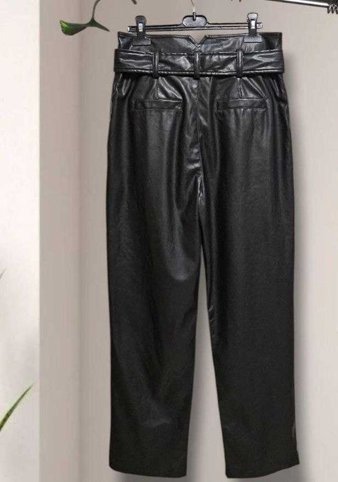 Черные брюки с защипами из эко кожи утепленные Warehouse
