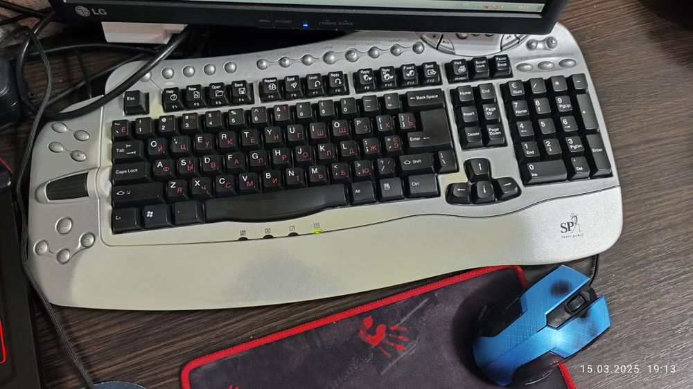 Настольный ПК компьютер + монитор.