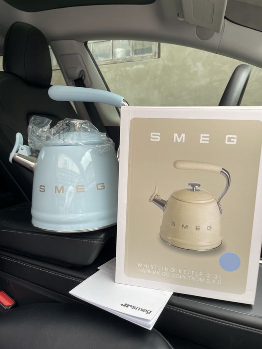 Чайник Smeg зі свистком( Білий, Чорний, Кремовий та Голубий)