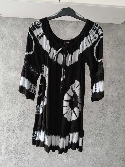 Wygodna, luźna tunika z falbankami, czarna z błękitnym printem, S/L