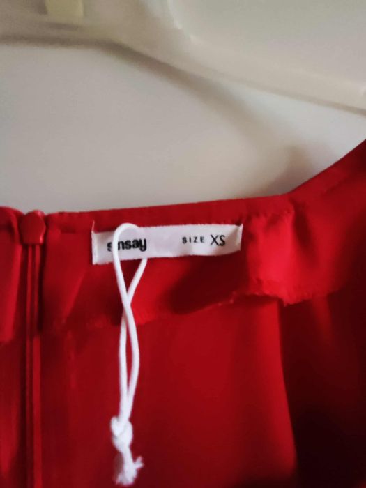 Piękna nowa elegancka czerwona sukienka midi Sinsay Xs