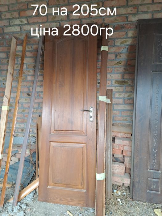 Двері вхідні металеві і дерев'яні